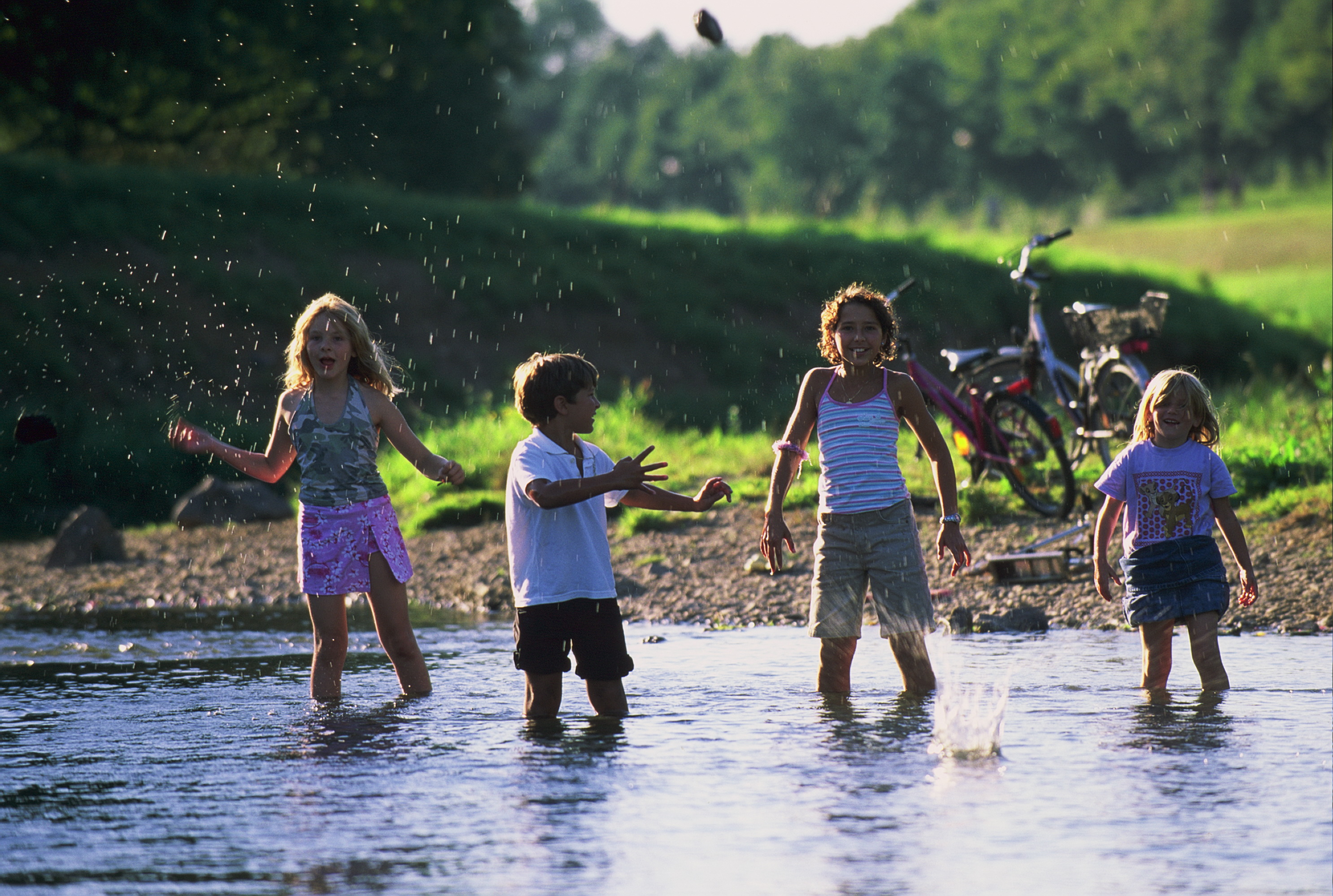 Banner1 Kinder spielen am Wasser